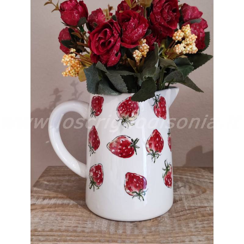 Brocca in ceramica dipinta a mano con un motivo primaverile di fragole, firmata Boltze. Vista frontale